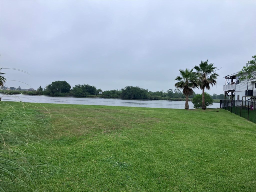 Photo of 4408 Island Drive, Dickinson, TX 77539 (MLS # 42024471)
