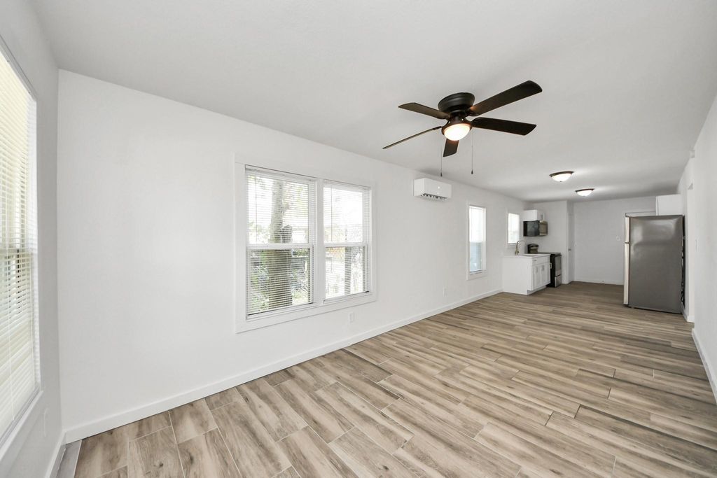 Photo of 406 73rd Street, Houston, TX 77011 (MLS # 87172336)