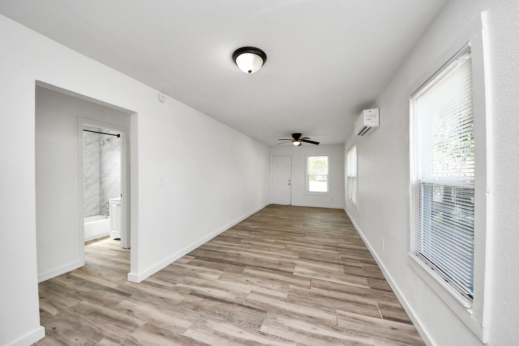 Photo of 406 73rd Street, Houston, TX 77011 (MLS # 87172336)