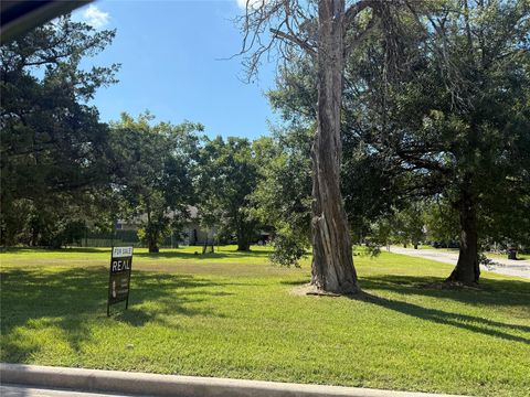 Photo of 815 Bowie Street, Baytown, TX 77520 (MLS # 22951413)