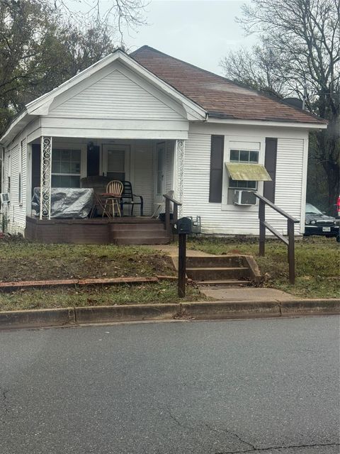 Photo of 1408 University Avenue, Marshall, TX 75670 (MLS # 7110398)