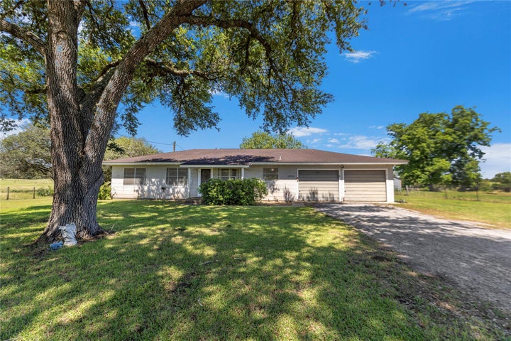 Photo 1 of 32 — 2602 Bootlegger Lane, Yoakum, TX 77995
