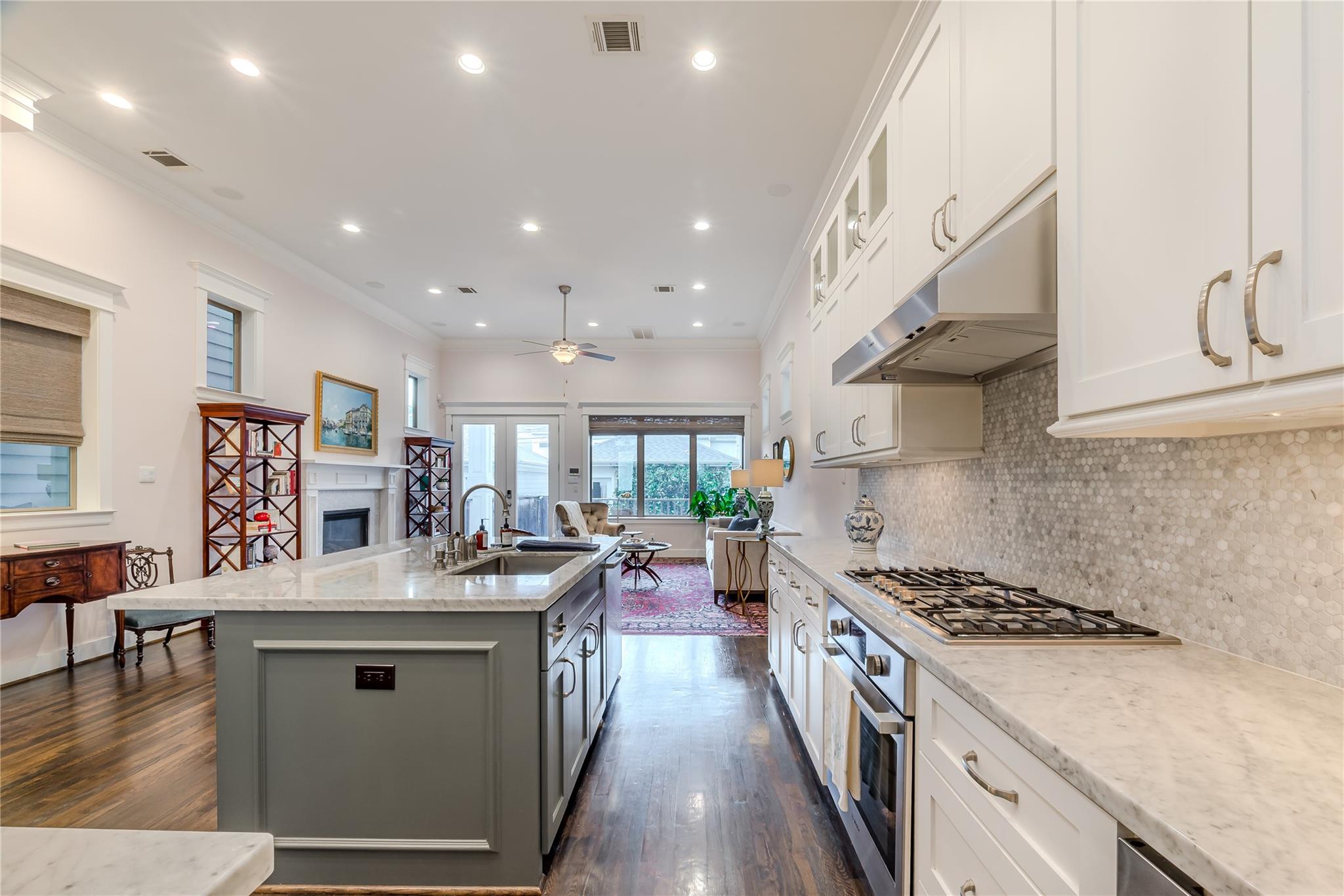 Houston, Texas 77008, United States, 3 Bedrooms Bedrooms, ,4 BathroomsBathrooms,Residential,Active,211216