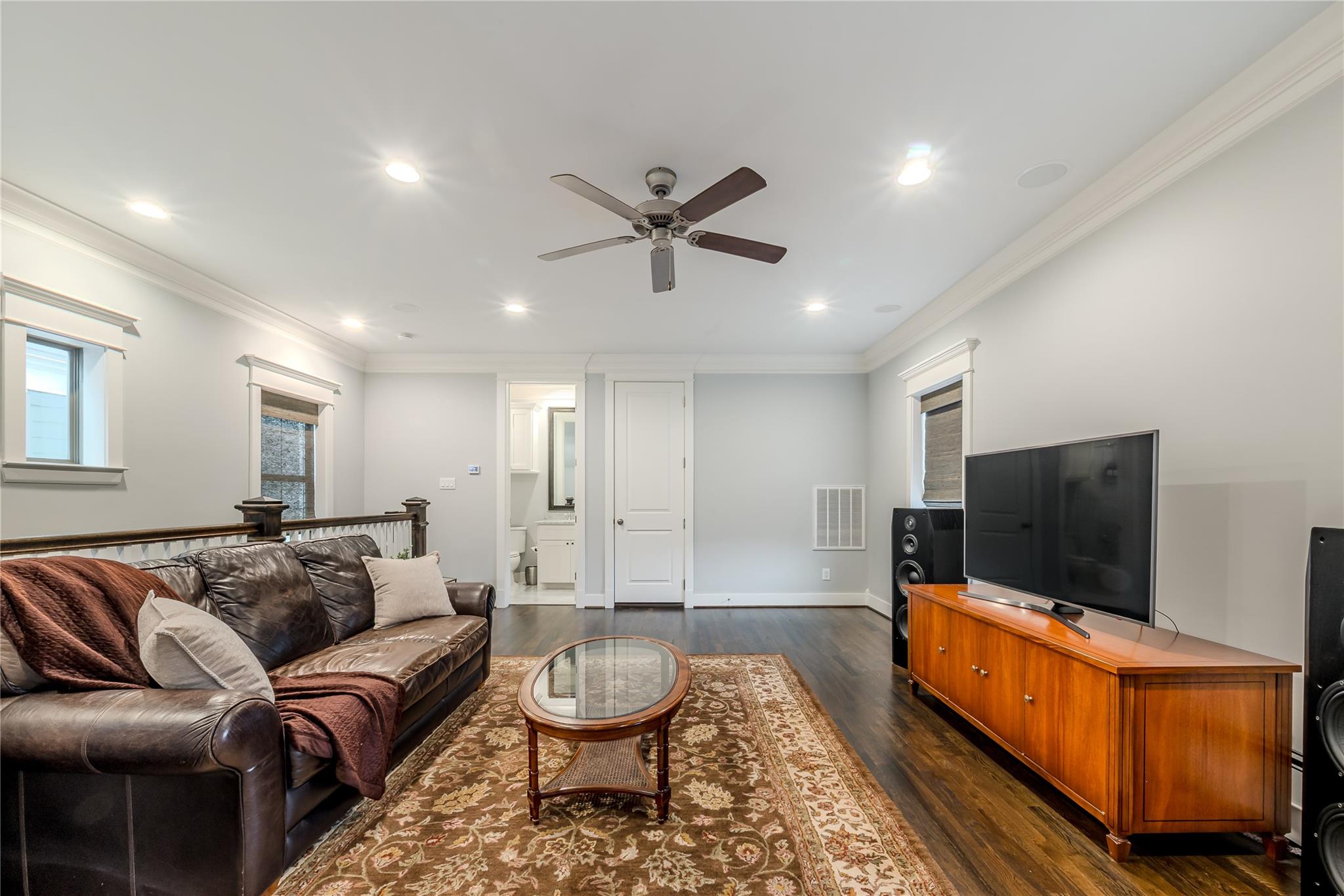 Houston, Texas 77008, United States, 3 Bedrooms Bedrooms, ,4 BathroomsBathrooms,Residential,Active,211216