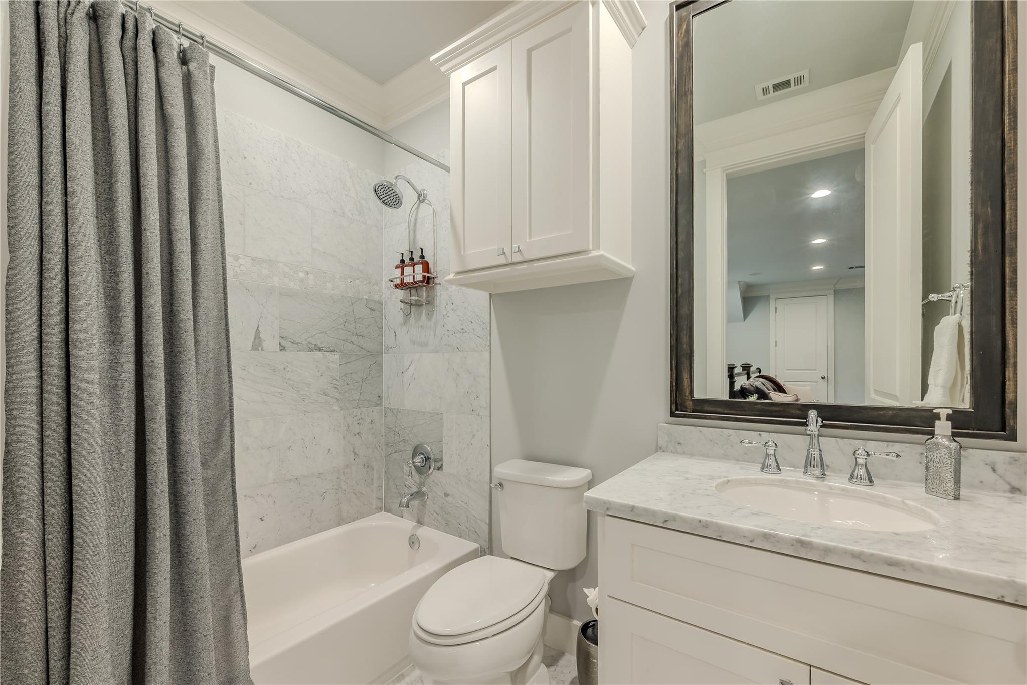 Houston, Texas 77008, United States, 3 Bedrooms Bedrooms, ,4 BathroomsBathrooms,Residential,Active,211216