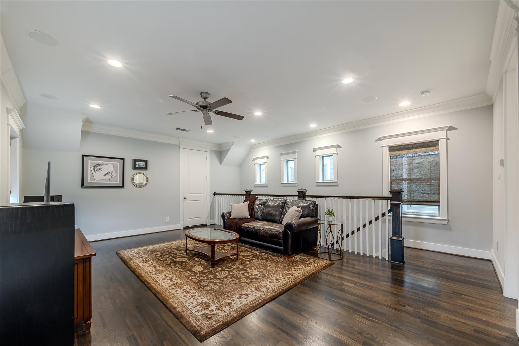 Houston, Texas 77008, United States, 3 Bedrooms Bedrooms, ,4 BathroomsBathrooms,Residential,Active,211216