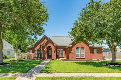 Photo of 101 Mallard Dr DR, Clute, TX 77531 (MLS # 34135829)