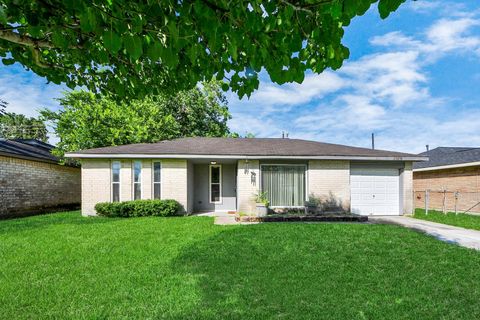 Photo of 12610 Chiswick Road, Houston, TX 77047 (MLS # 79501537)