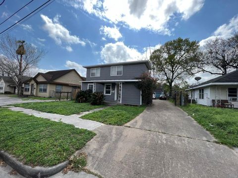 Photo of 3210 Winbern Street #B, Houston, TX 77004 (MLS # 2430200)
