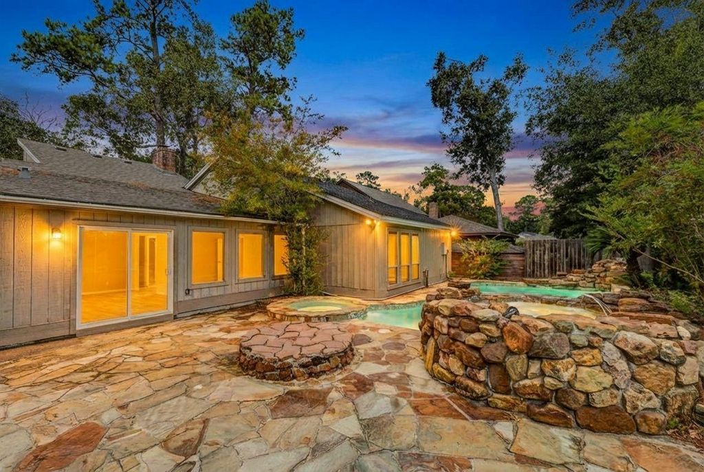 Photo of 3406 Forest Village Drive, Houston, TX 77339 (MLS # 18006200)