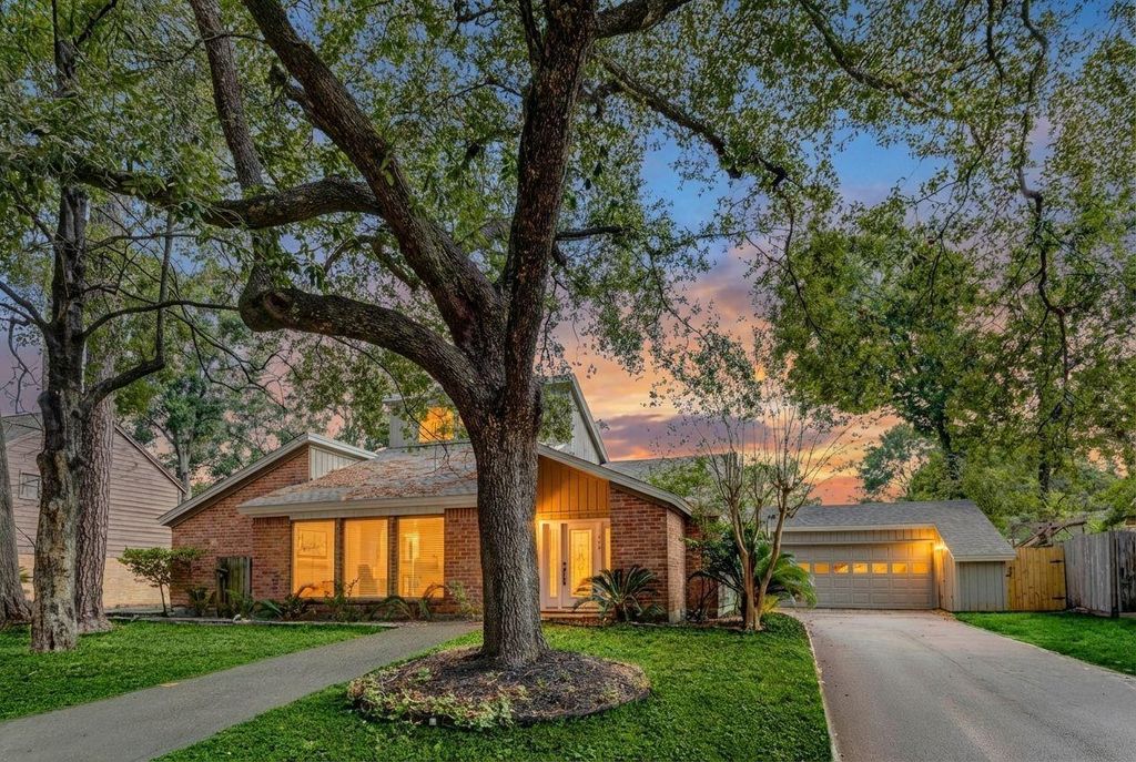 Photo of 3406 Forest Village Drive, Houston, TX 77339 (MLS # 18006200)