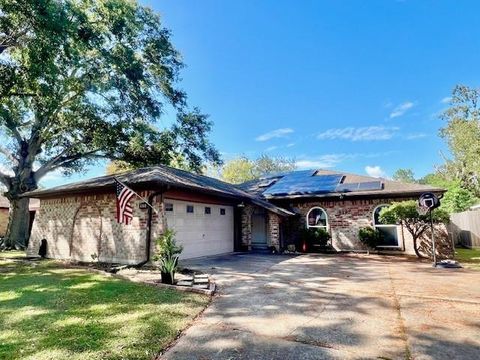 Photo of 819 Redway Lane, Houston, TX 77062 (MLS # 34955610)