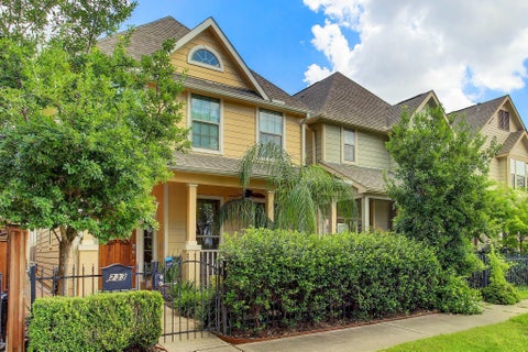 Homes For Sale - 233 W 26th Street<br/> Harris County, Houston, TX 77008