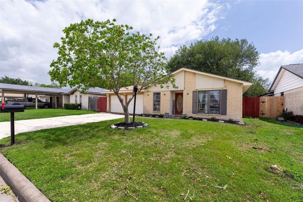Photo of 12127 Glenhollow Drive, Houston, TX 77048 (MLS # 86875600)