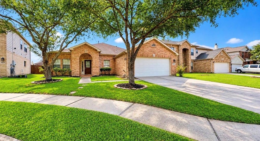 Photo of 16715 Bending Creek Lane, Friendswood, TX 77546 (MLS # 81358375)