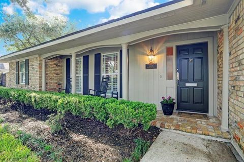 Photo of 7506 Creekwood Drive, Houston, TX 77063 (MLS # 66324132)