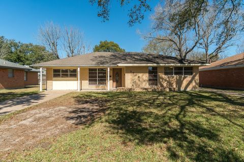 Photo of 1706 Colby Drive, Baytown, TX 77520 (MLS # 6491506) Photo of 1706 Colby Drive, Baytown, TX 77520 (MLS # 6491506)