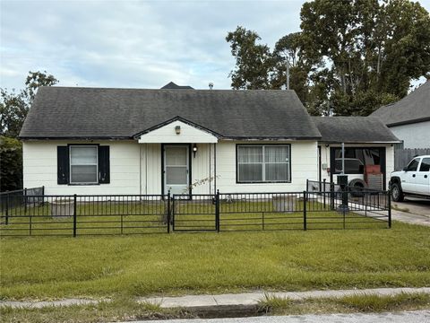 Photo of 6501 Schiller Street, Houston, TX 77055 (MLS # 33149906)