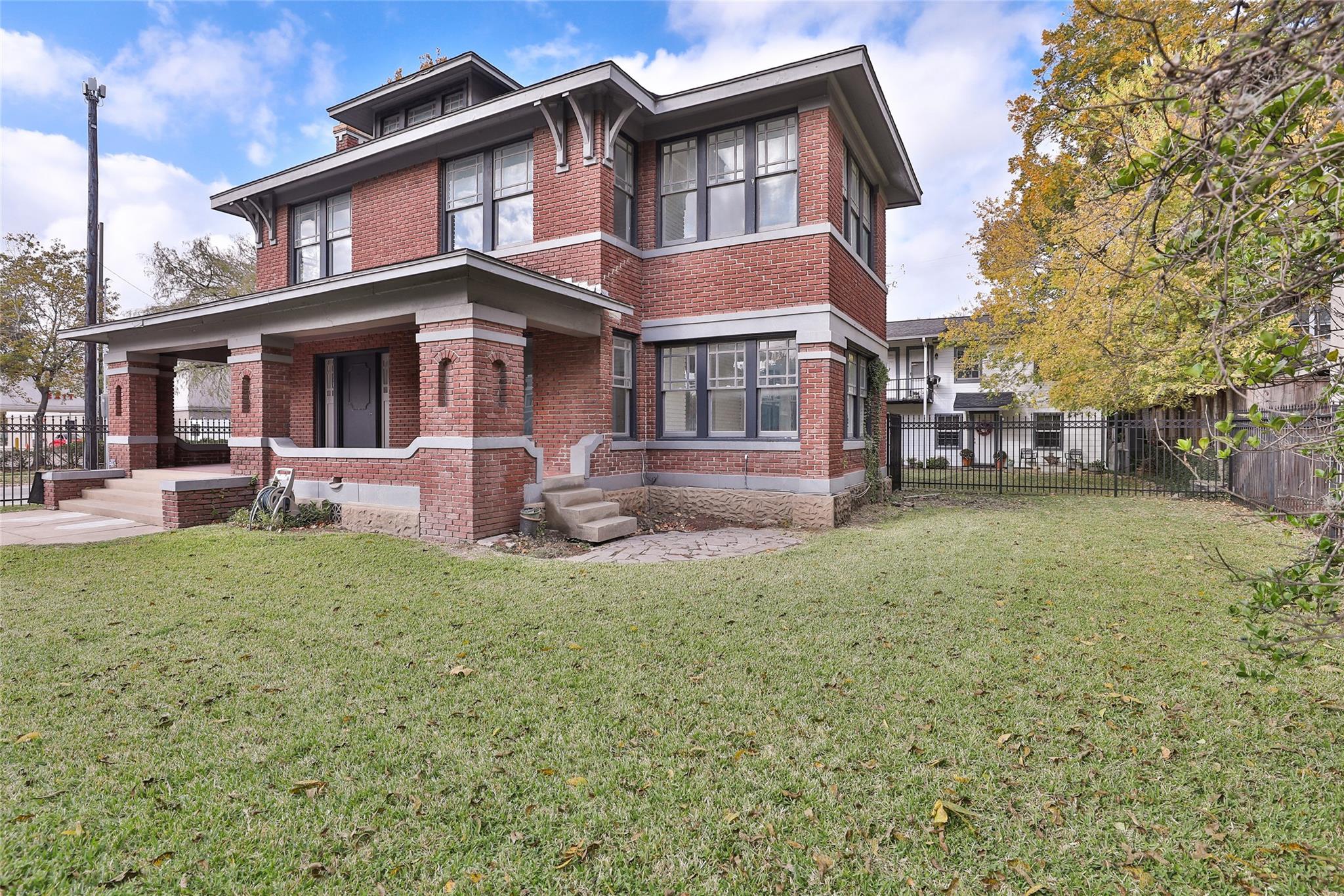 Houston, Texas, 77006, United States, 5 Bedrooms Bedrooms, ,4 BathroomsBathrooms,Residential,Active,2051995