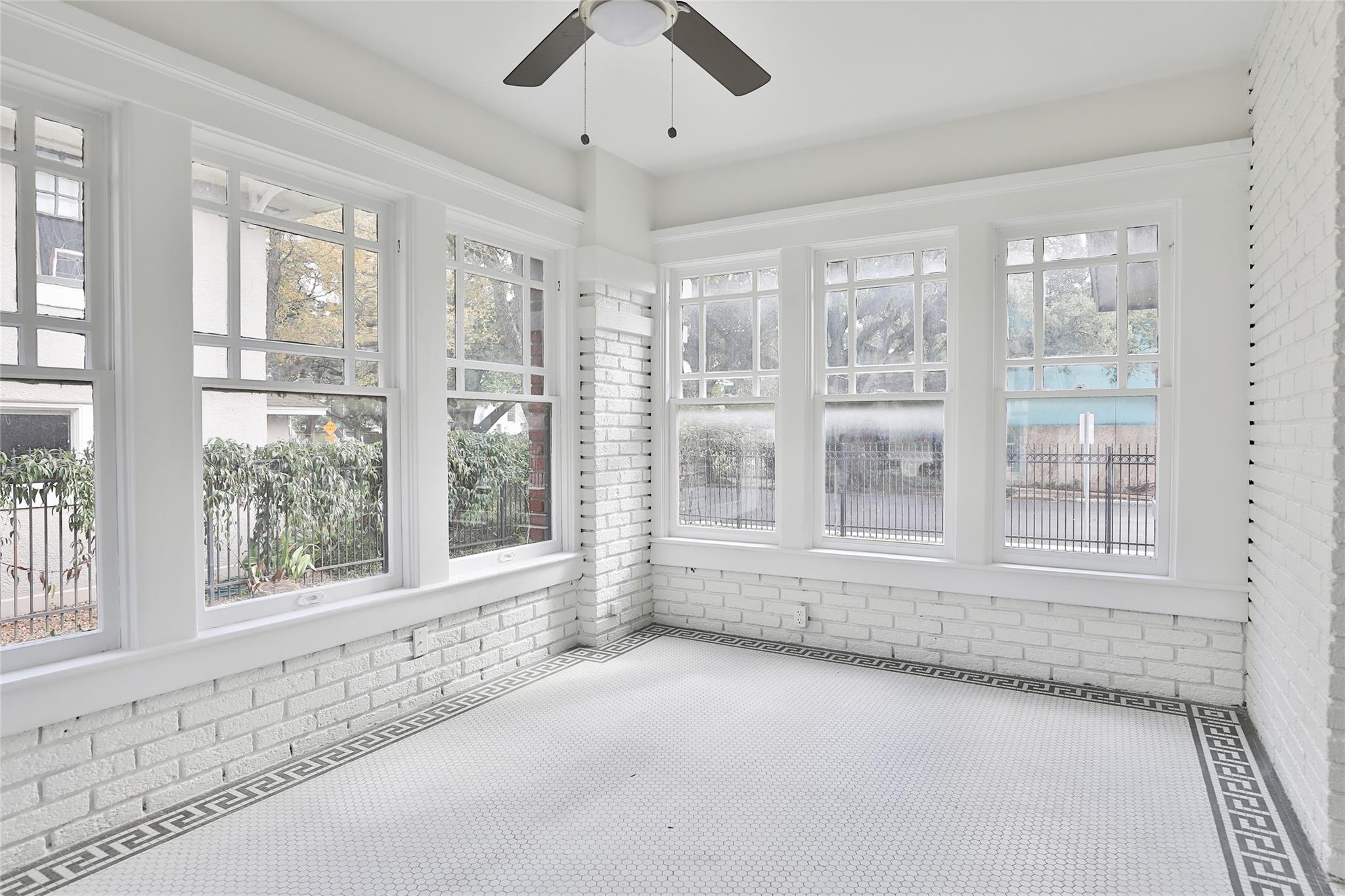 Houston, Texas, 77006, United States, 5 Bedrooms Bedrooms, ,4 BathroomsBathrooms,Residential,Active,2051995
