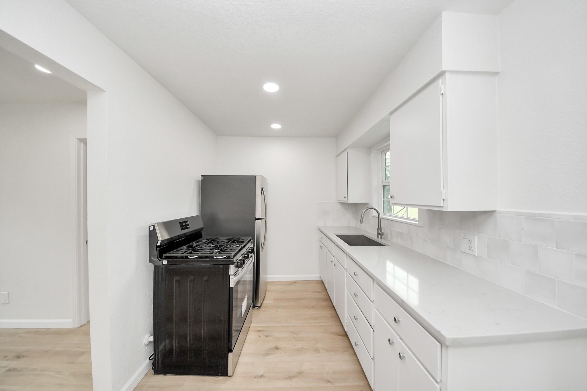 Houston, Texas, 77006, United States, 5 Bedrooms Bedrooms, ,4 BathroomsBathrooms,Residential,Active,2051995