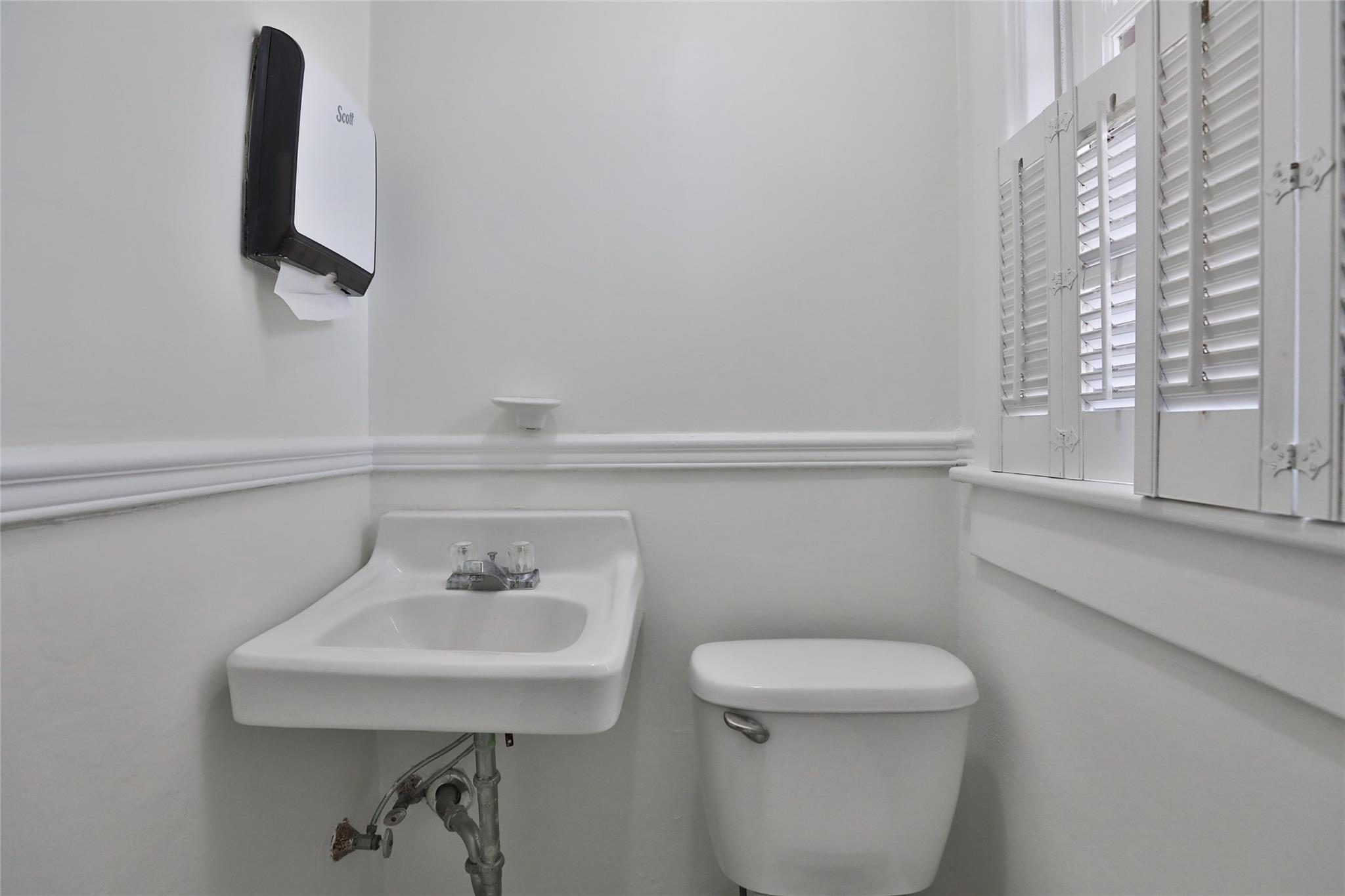 Houston, Texas, 77006, United States, 5 Bedrooms Bedrooms, ,4 BathroomsBathrooms,Residential,Active,2051995