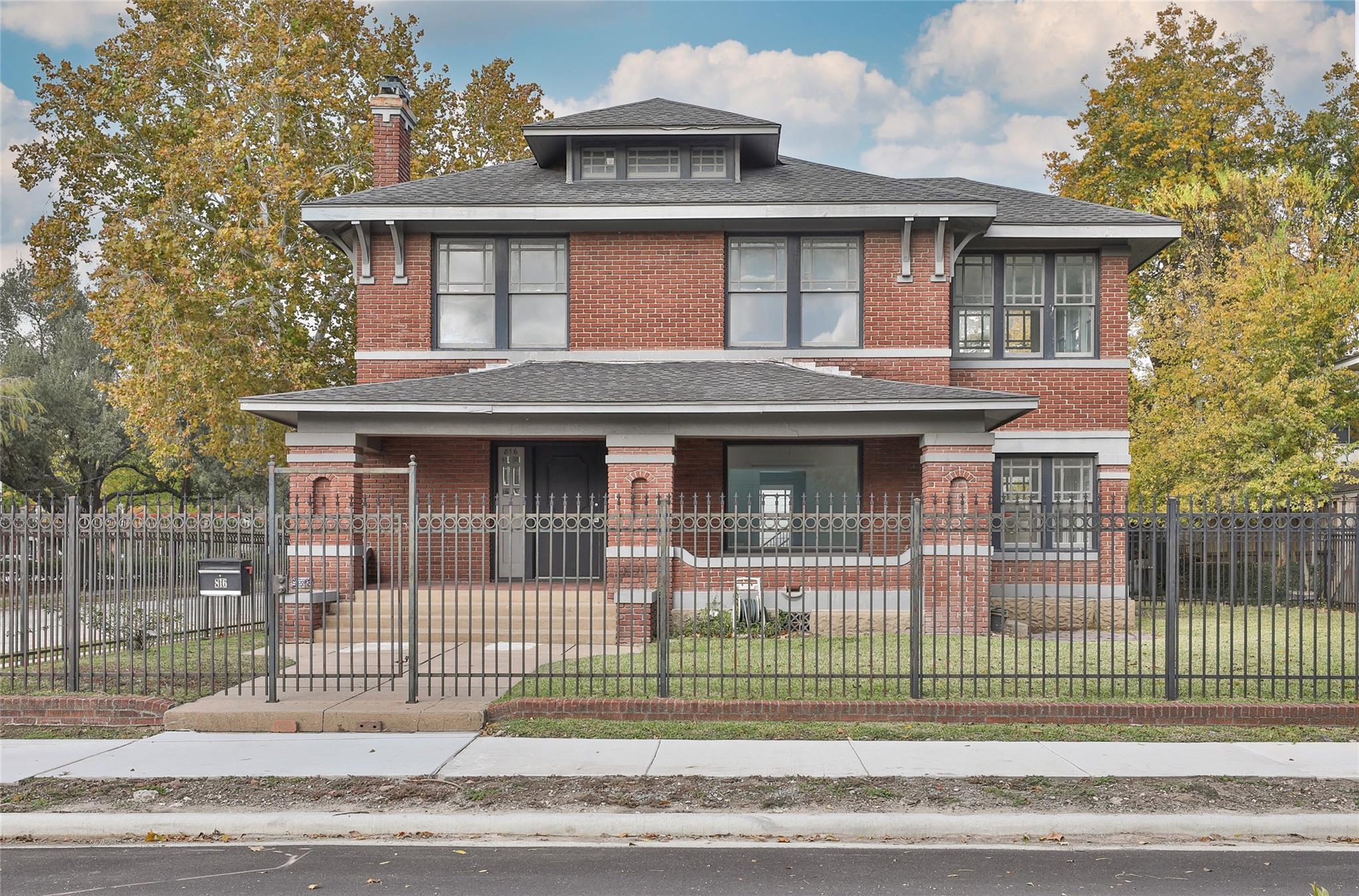 Houston, Texas, 77006, United States, 5 Bedrooms Bedrooms, ,4 BathroomsBathrooms,Residential,Active,2051995