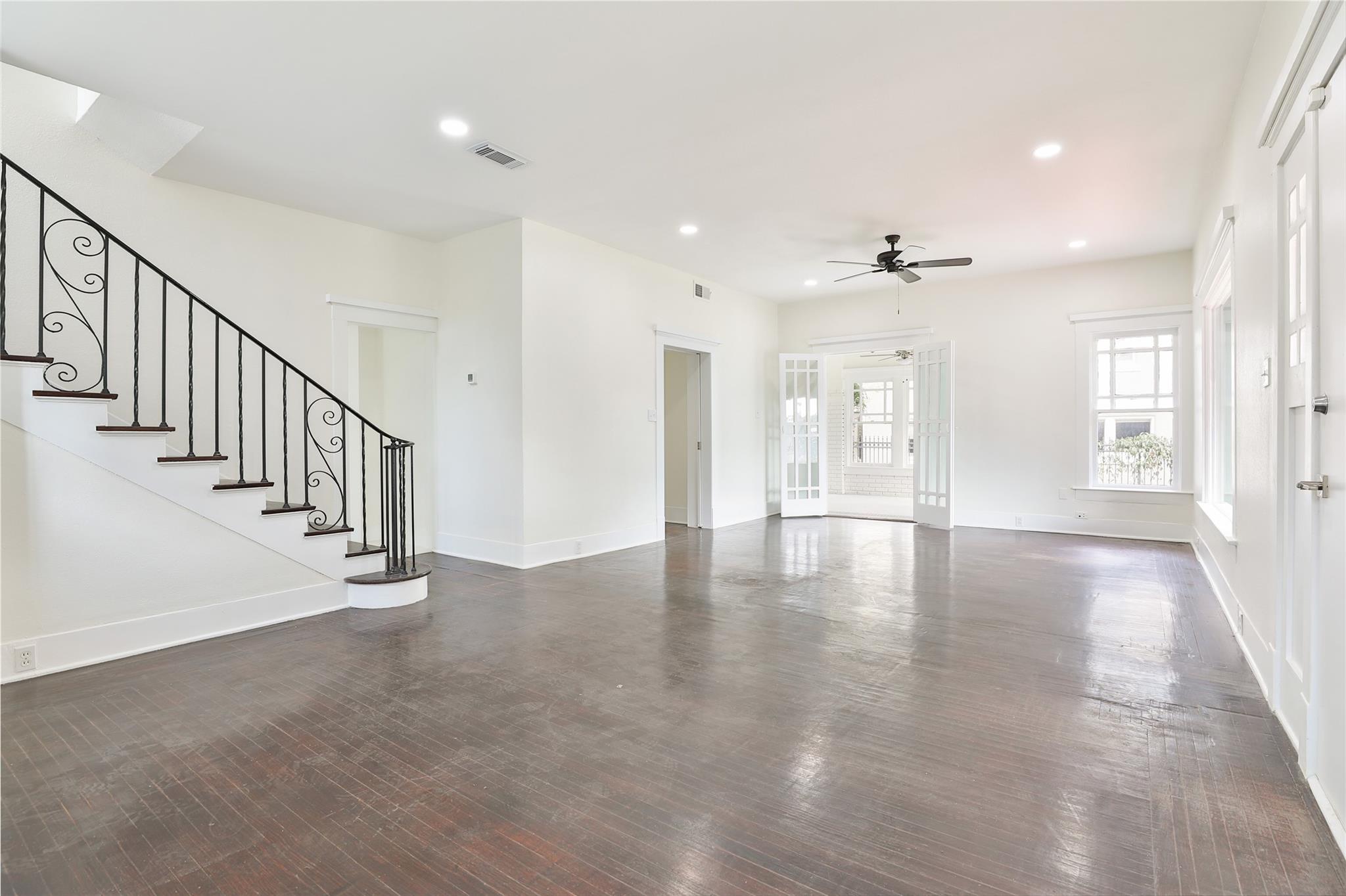 Houston, Texas, 77006, United States, 5 Bedrooms Bedrooms, ,4 BathroomsBathrooms,Residential,Active,2051995