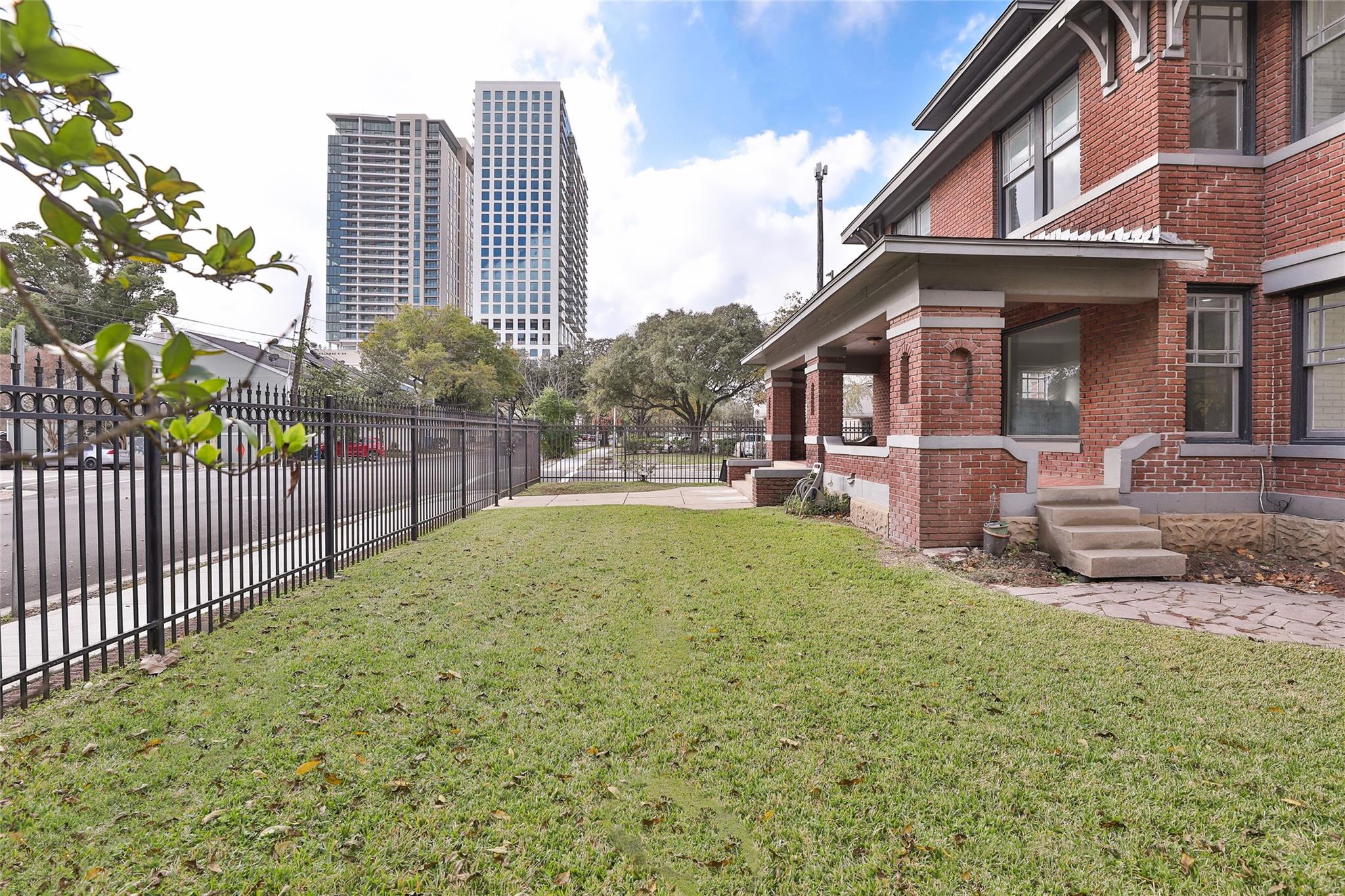 Houston, Texas, 77006, United States, 5 Bedrooms Bedrooms, ,4 BathroomsBathrooms,Residential,Active,2051995