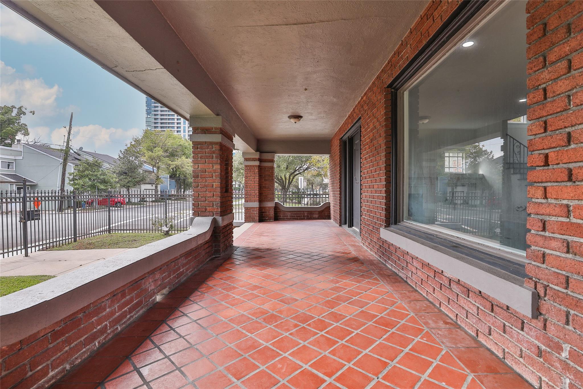 Houston, Texas, 77006, United States, 5 Bedrooms Bedrooms, ,4 BathroomsBathrooms,Residential,Active,2051995