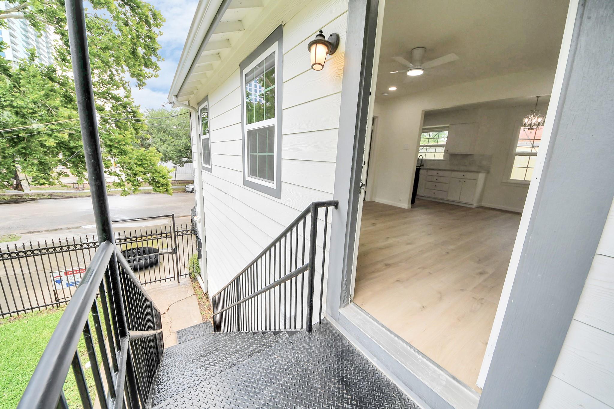 Houston, Texas, 77006, United States, 5 Bedrooms Bedrooms, ,4 BathroomsBathrooms,Residential,Active,2051995
