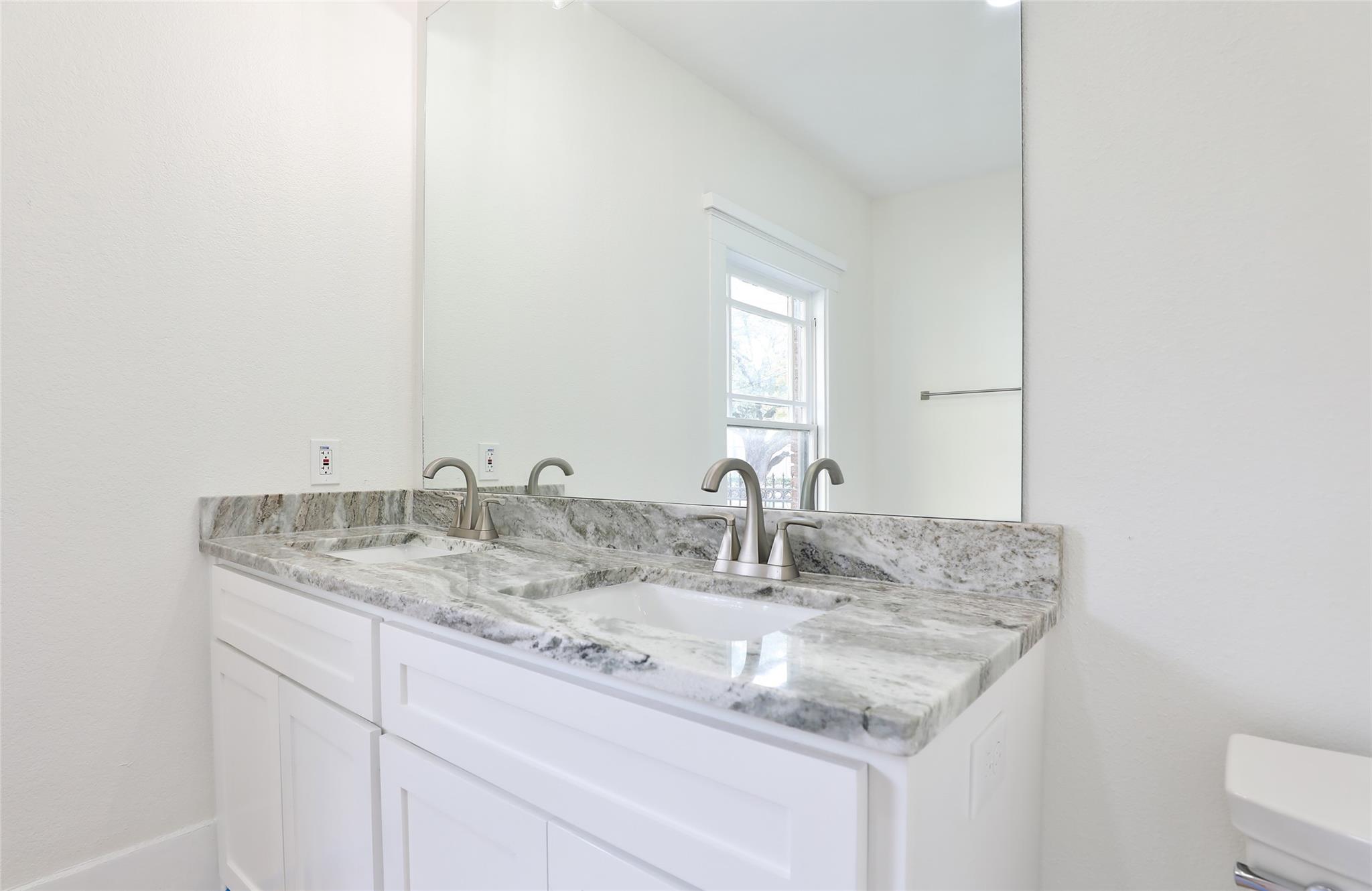 Houston, Texas, 77006, United States, 5 Bedrooms Bedrooms, ,4 BathroomsBathrooms,Residential,Active,2051995