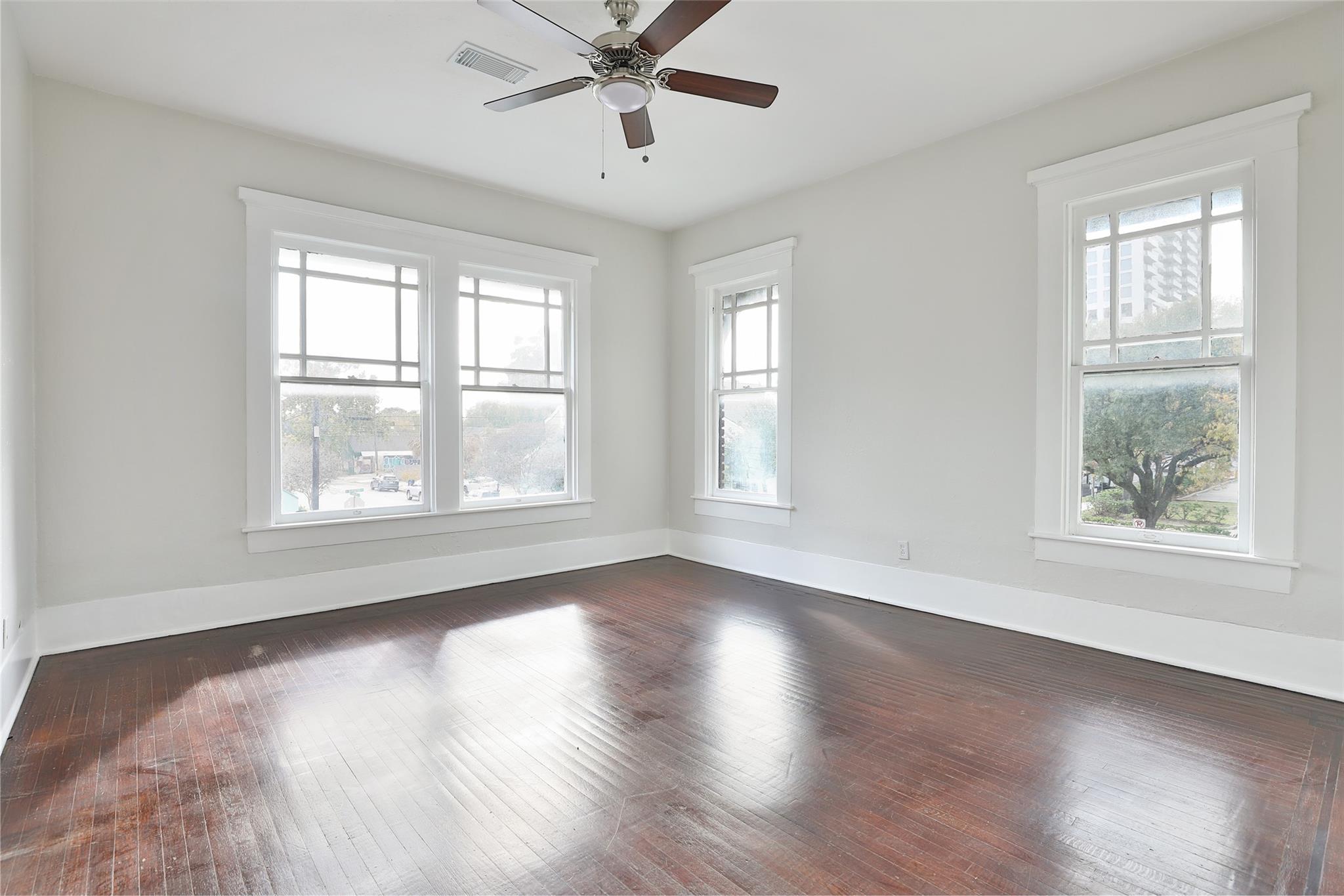 Houston, Texas, 77006, United States, 5 Bedrooms Bedrooms, ,4 BathroomsBathrooms,Residential,Active,2051995