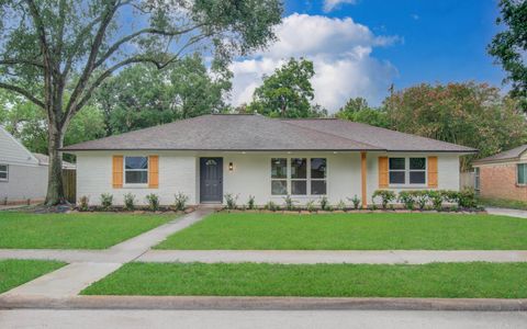 Photo of 5731 Creekbend Drive, Houston, TX 77096 (MLS # 98246757)