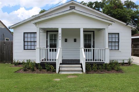 Photo of 229 Neyland Street #B, Houston, TX 77022 (MLS # 89259780) Photo of 229 Neyland Street #B, Houston, TX 77022 (MLS # 89259780)