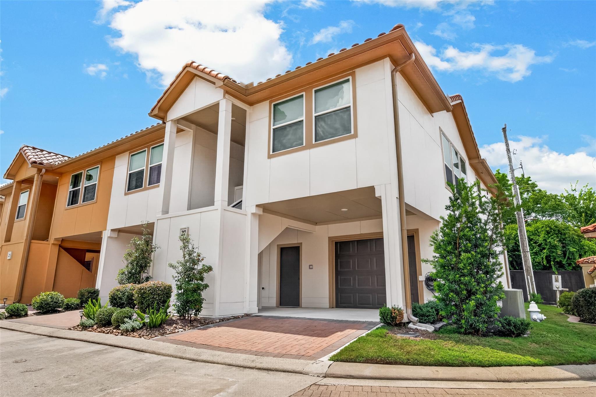 27 W Oaks Drive