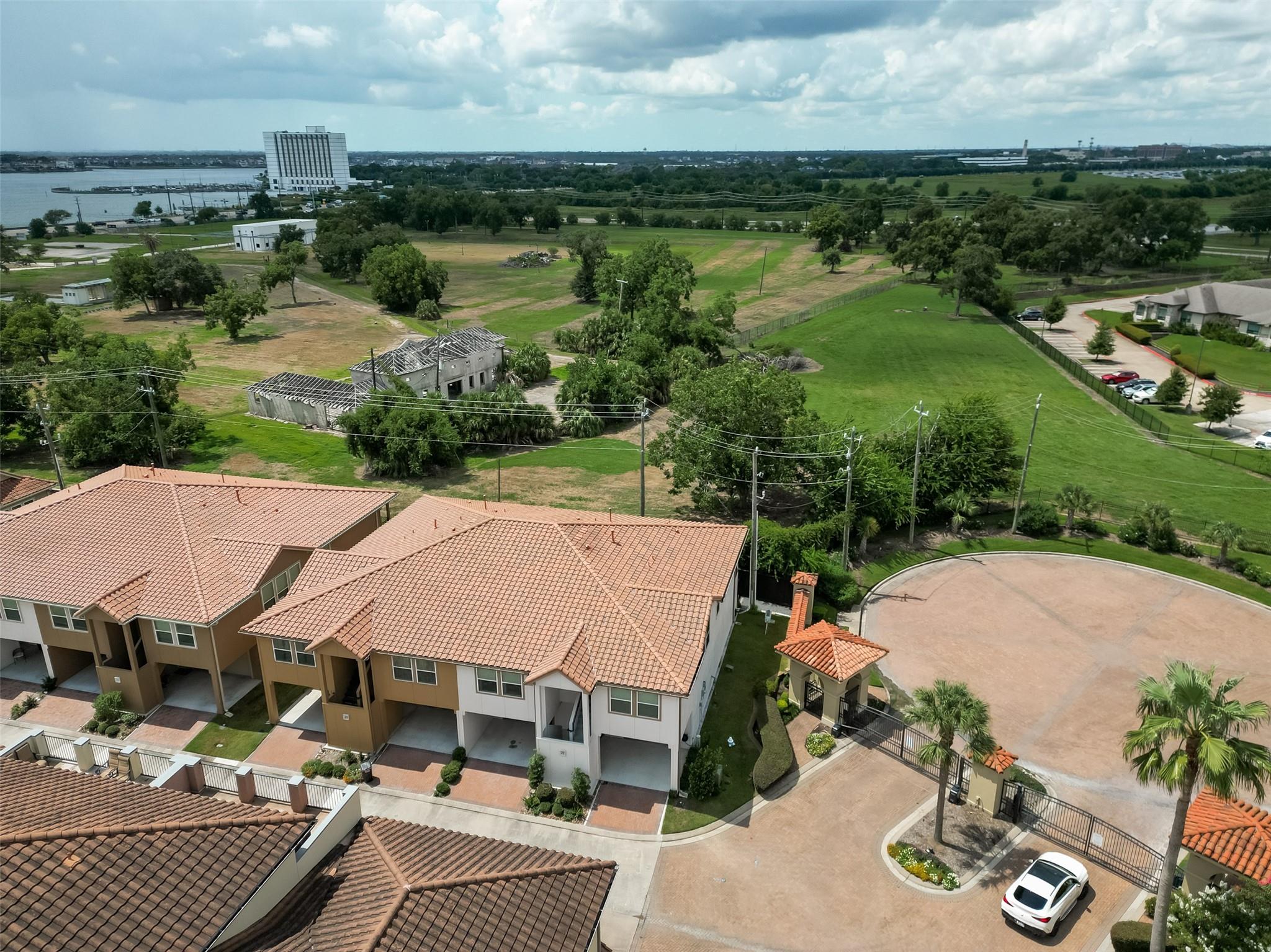 27 W Oaks Drive