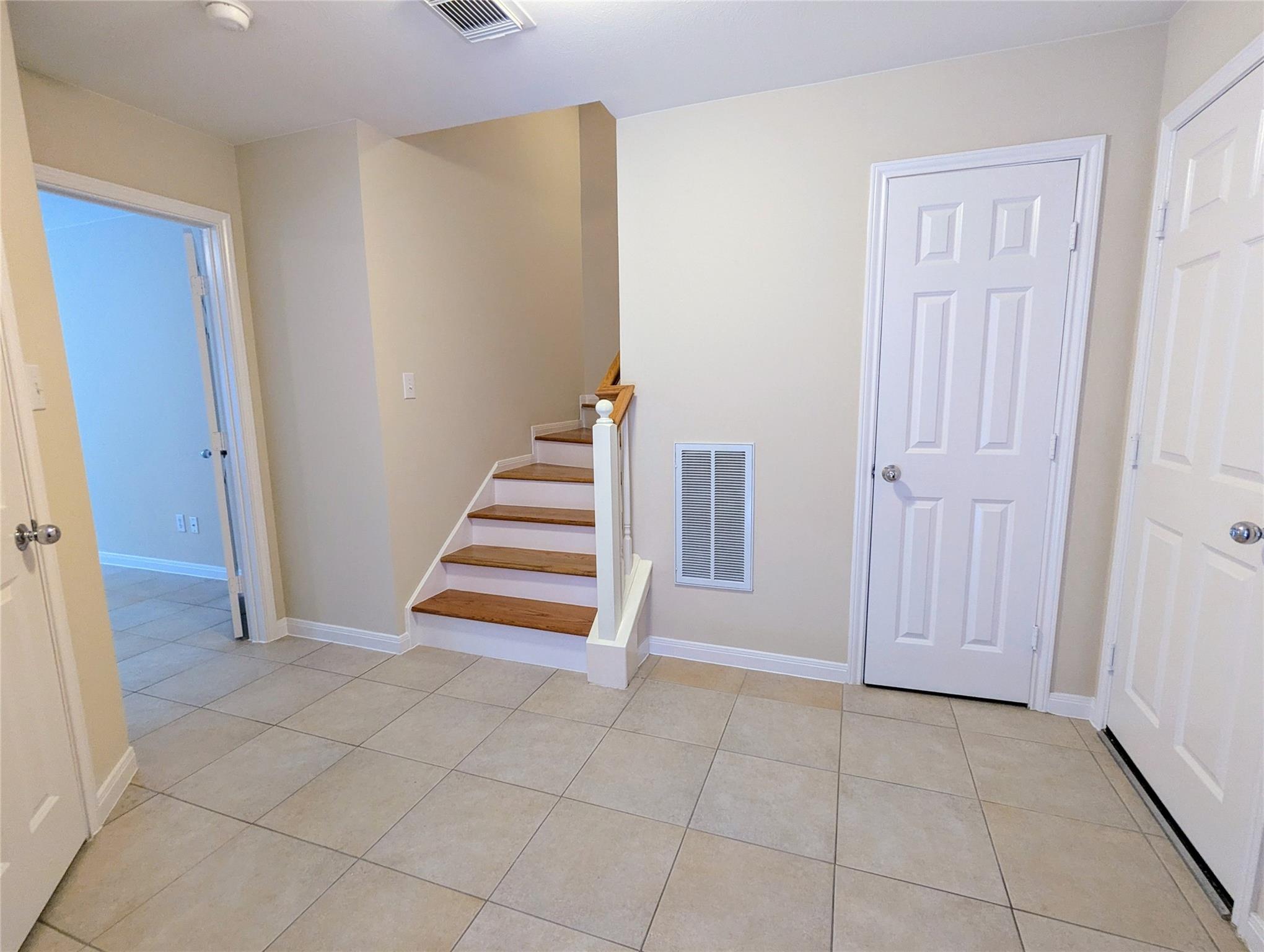 830 E Heights Hollow Ln