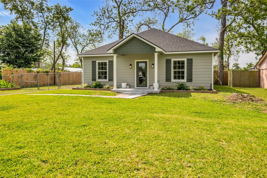 Photo of 407 Harris Road, Highlands, TX 77562 (MLS # 64729383)