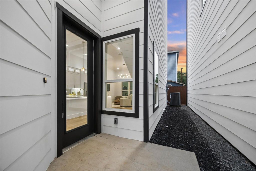 Photo of 118 Velasco Street, Houston, TX 77003 (MLS # 28926152)