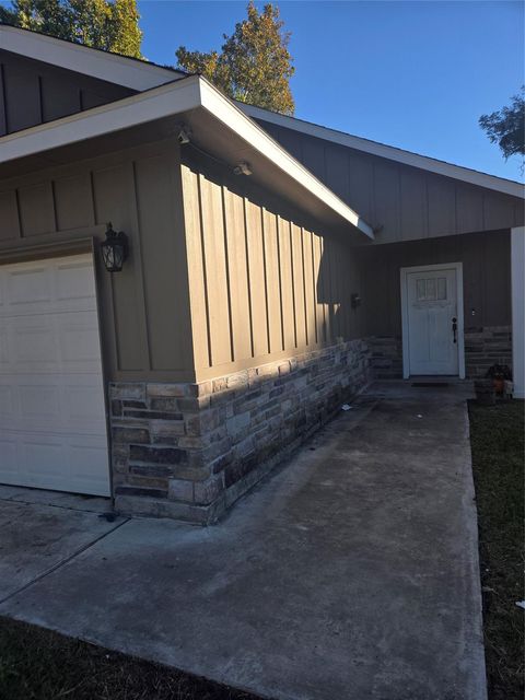 Photo of 125 Smith Street, Clute, TX 77531 (MLS # 23112738)