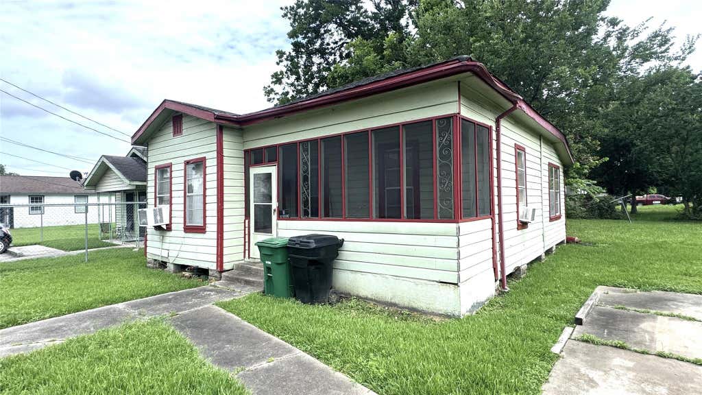 Photo of 1414 E 32nd 1/2 Street, Houston, TX 77022 (MLS # 30752616)