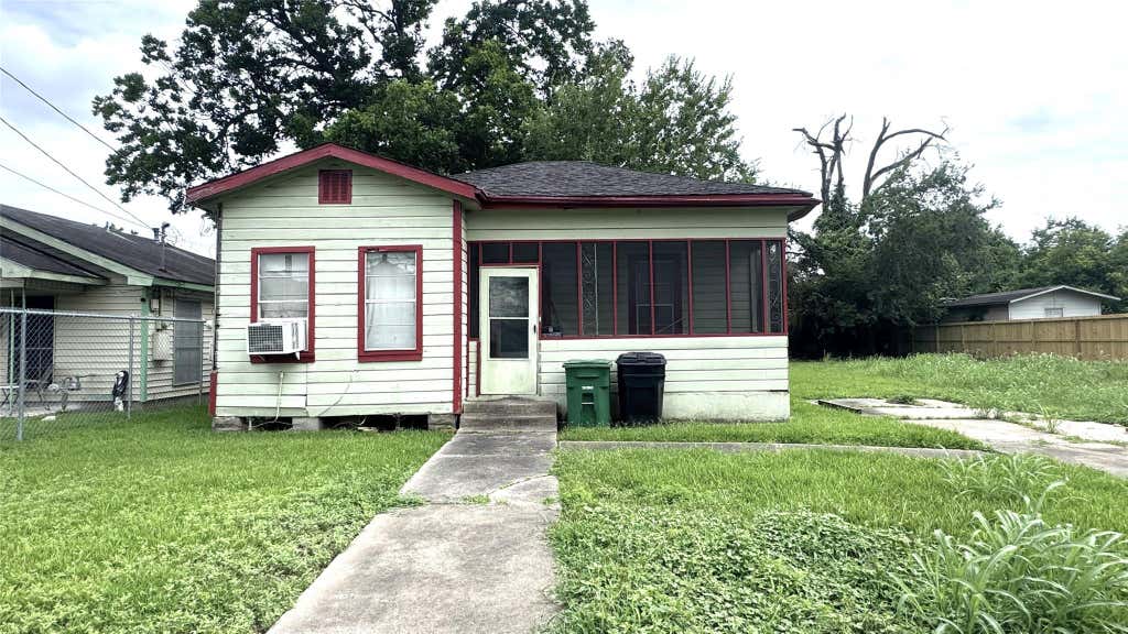 Photo of 1414 E 32nd 1/2 Street, Houston, TX 77022 (MLS # 30752616)