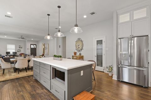 913 Eleanor Street Houston TX 77009