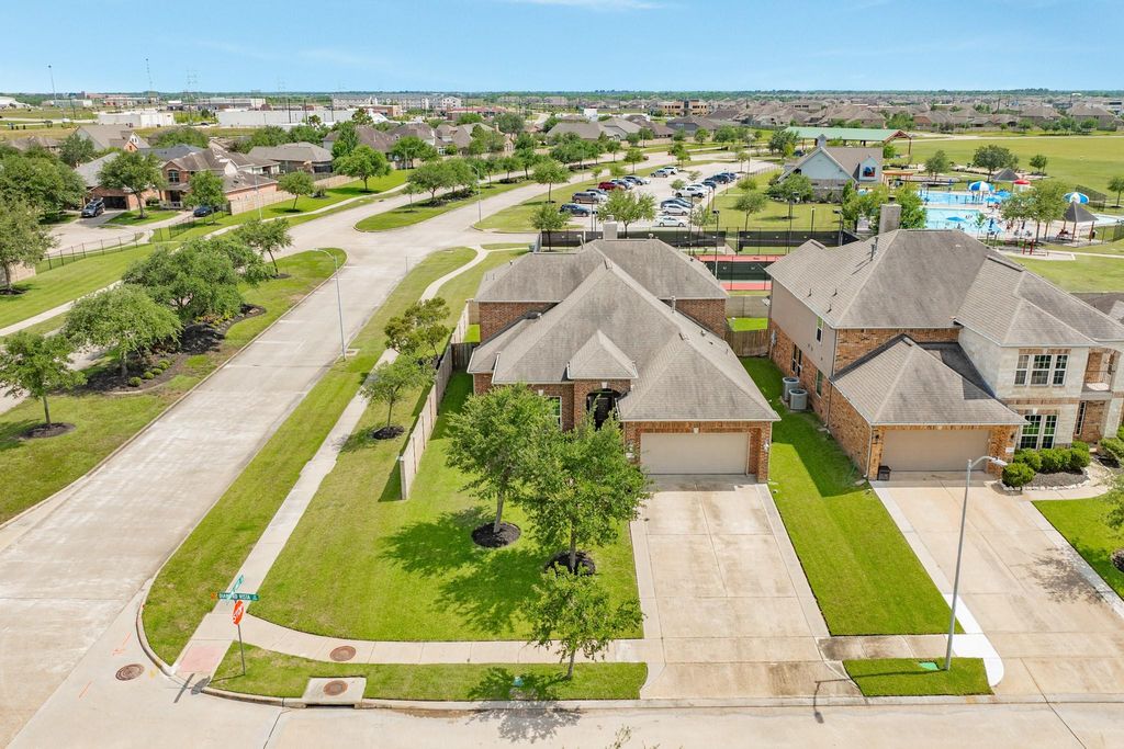 Photo of 2730 Diamond Vista Lane Ln, Rosharon, TX 77583 (MLS # 64355796)