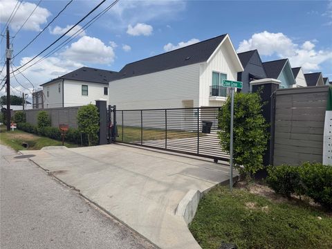 Photo of 4621 Crown Bend Lane, Houston, TX 77018 (MLS # 32998280)