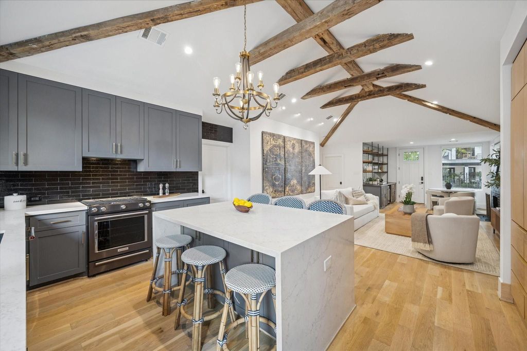 Photo of 406 Bomar Street, Houston, TX 77006 (MLS # 74385380)