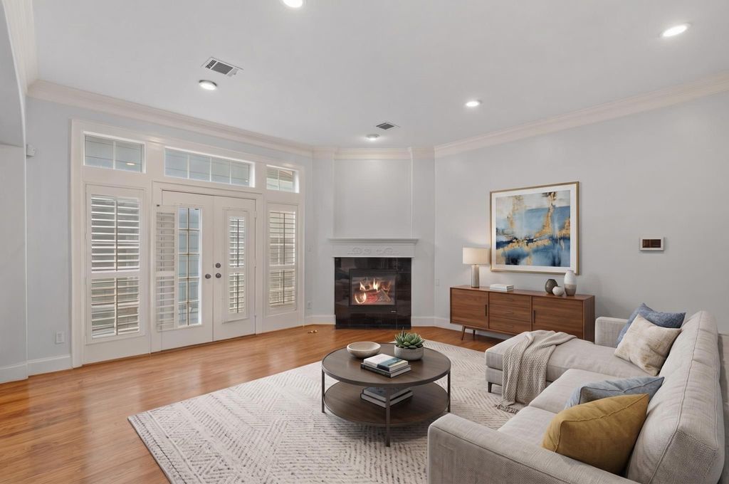 Photo of 1007 Crocker Street, Houston, TX 77019 (MLS # 43988295)