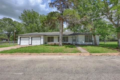 Photo of 401 S Market Street, Hallettsville, TX 77964 (MLS # 50725229)