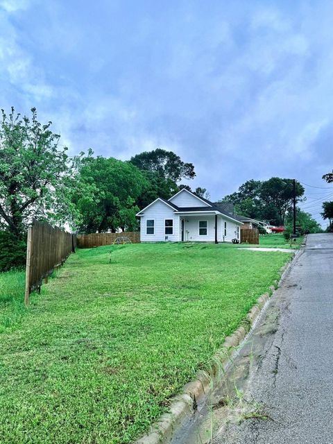 Photo of 810 Brown Street, Brenham, TX 77833 (MLS # 6894064)